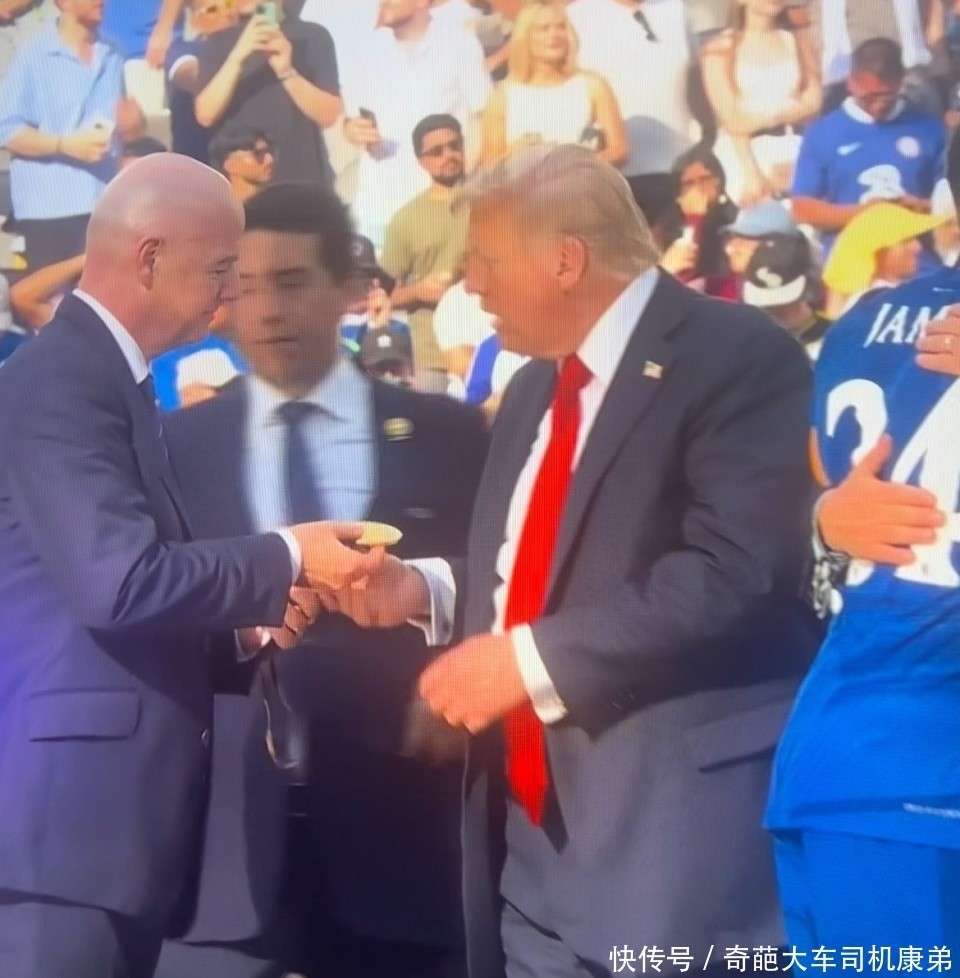 九游体育网址-无视FIFA主席劝阻！特朗普顺走切尔西世俱杯金牌，原版奖杯他也扣留