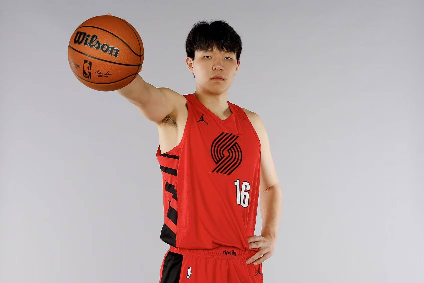 NBA：詹姆斯四队方案？40亿要买开拓者？两大后卫框定下家
