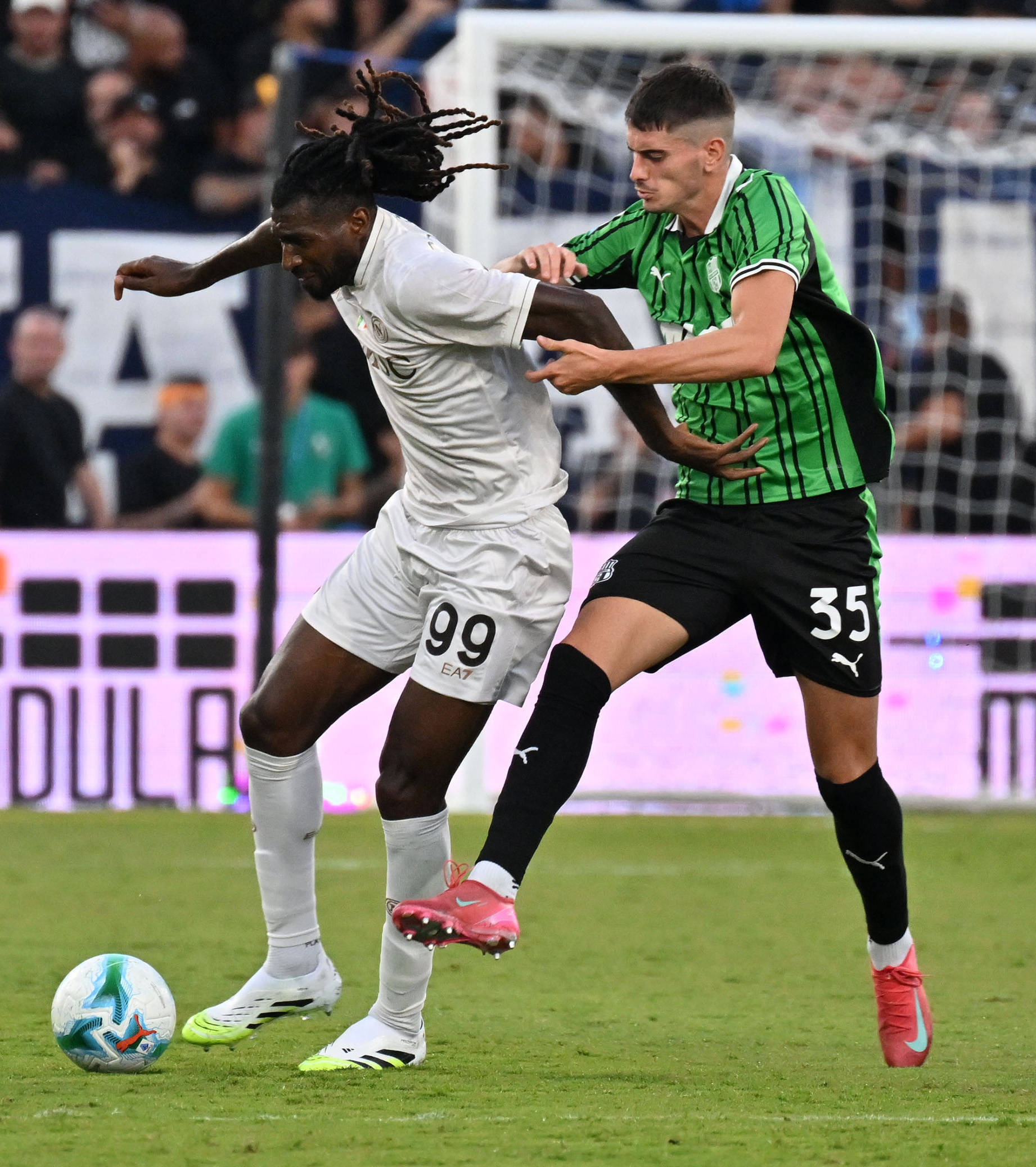 (体育)足球——意甲:那不勒斯胜萨索洛