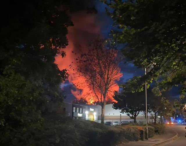 九游体育app-现场画面！英格兰威尔特郡一工业区发生“剧烈爆炸”，浓烟滚滚