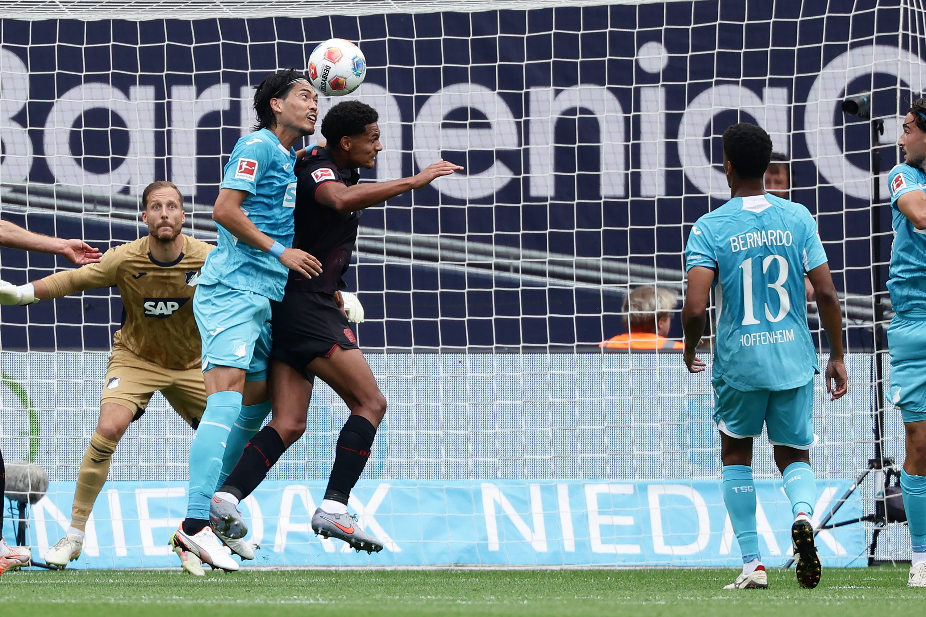 (体育)足球——德甲:勒沃库森不敌霍芬海姆