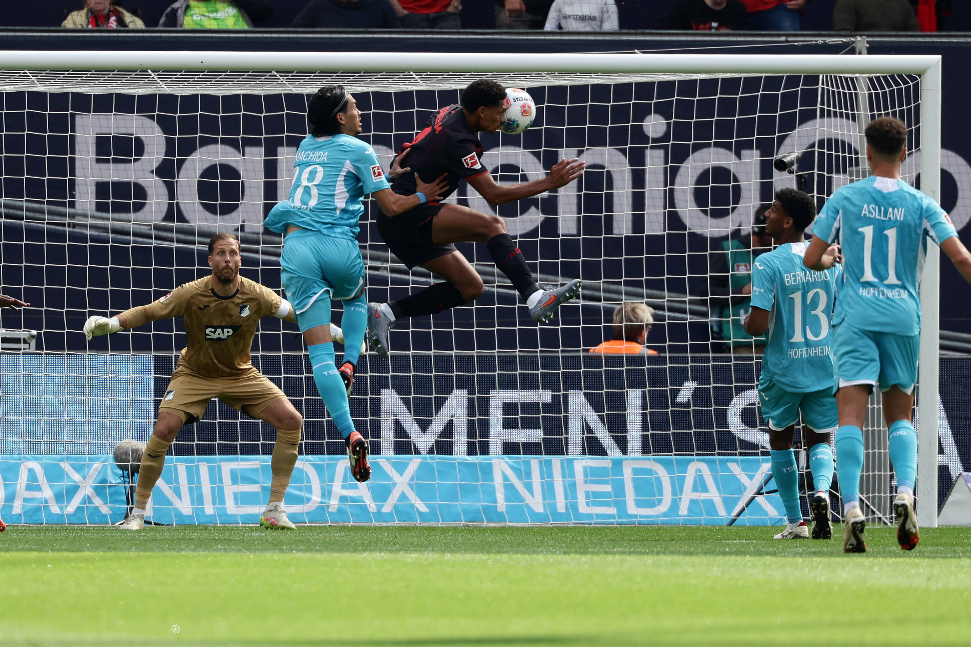 (体育)足球——德甲:勒沃库森不敌霍芬海姆