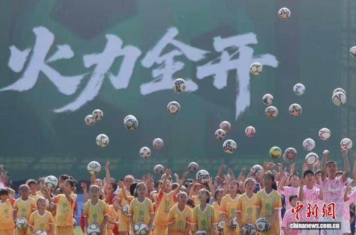 九游体育app-中国校园足球改革“南京样本”：从“苏超”看足球育人